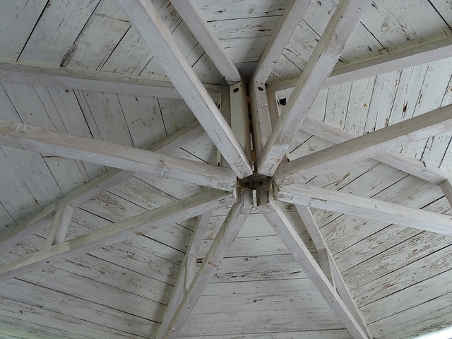 střecha klasického altánu